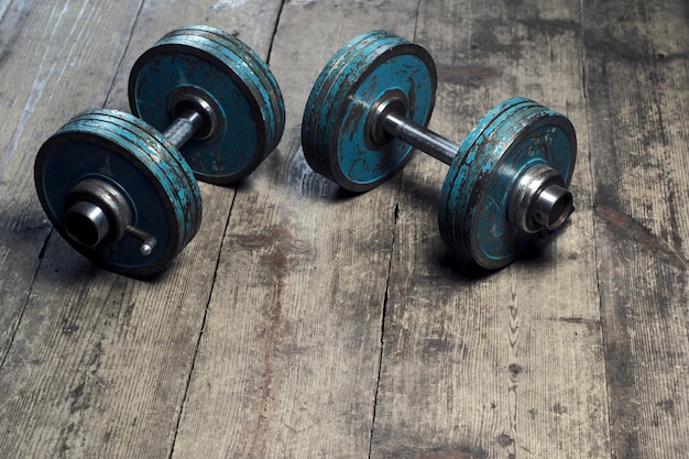 Foto hooghoekbeeld van dumbbells op houten vloer