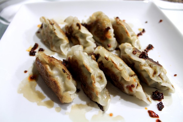 Foto hooghoekbeeld van dumplings op een bord