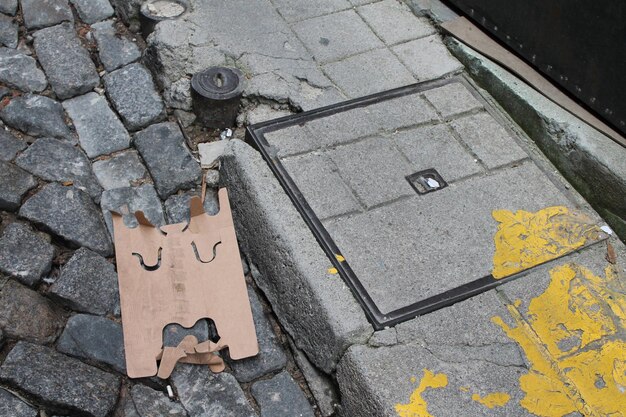 Foto hooghoekbeeld van een antropomorfisch gezicht op papier op straat