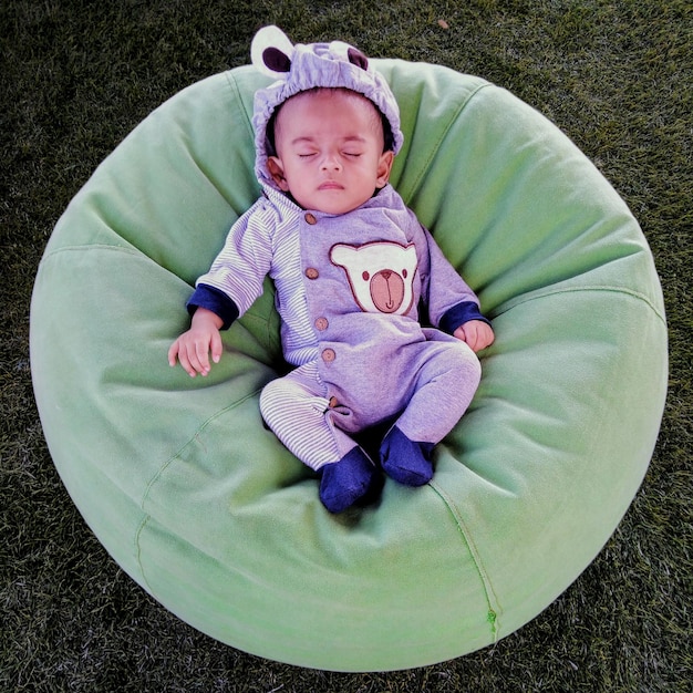Hooghoekbeeld van een baby jongen die op een bonenzak ligt
