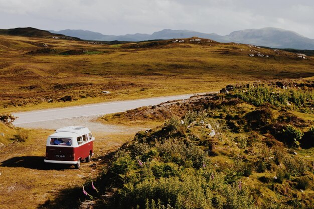 Hooghoekbeeld van een bestelwagen op het veld langs de weg