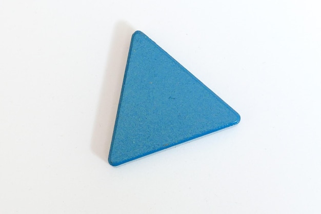 Hooghoekbeeld van een blauw driehoekig object op een witte achtergrond