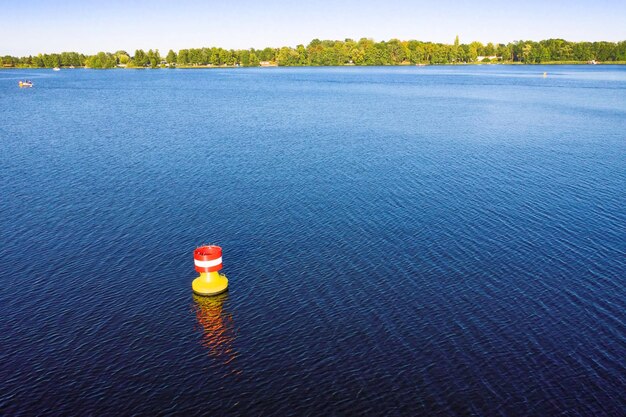 Foto hooghoekbeeld van een boei die op zee drijft