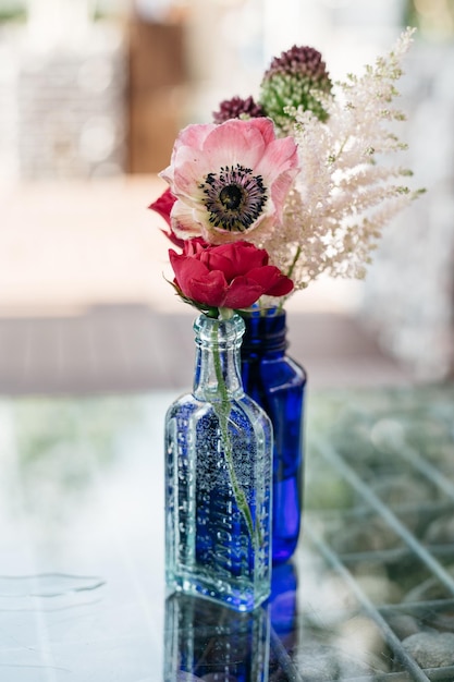 Hooghoekbeeld van een boeket bloemen in een glazen vaas op tafel