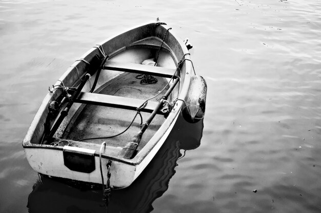 Foto hooghoekbeeld van een boot die in het meer is aangemeerd