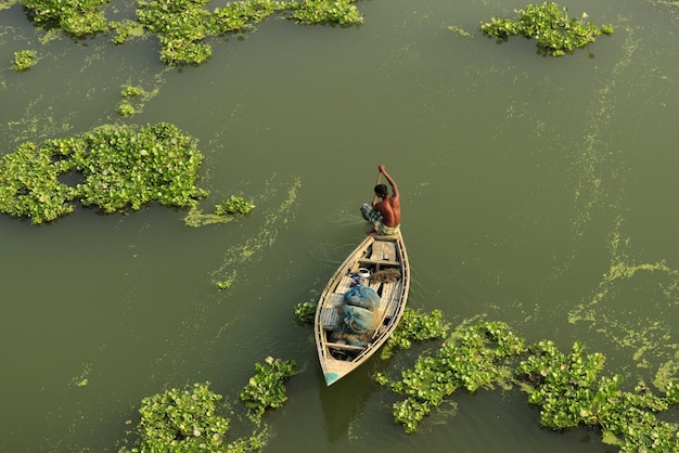 Hooghoekbeeld van een boot in het meer