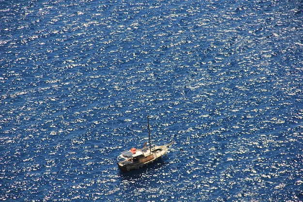Foto hooghoekbeeld van een boot op zee tijdens een zonnige dag