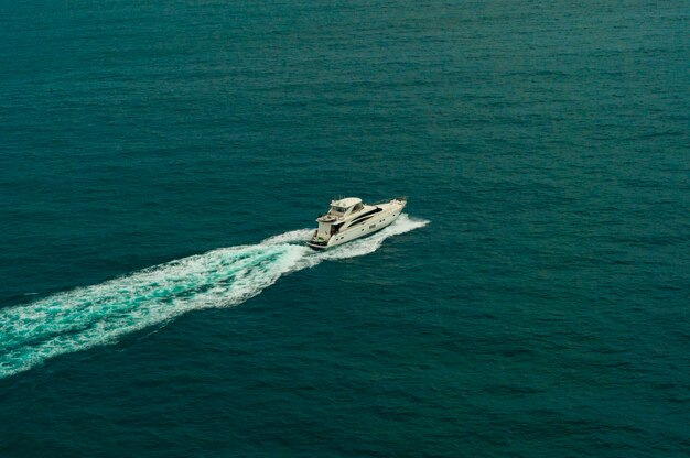 Foto hooghoekbeeld van een boot op zee