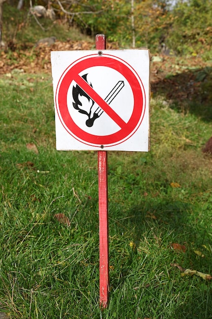 Foto hooghoekbeeld van een bord op een grasveld