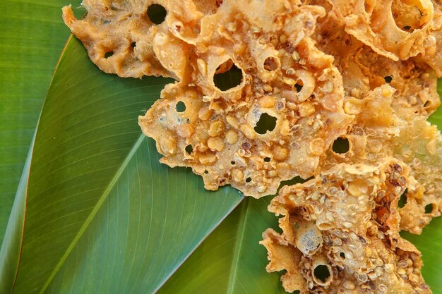 Foto hooghoekbeeld van een brood op blad