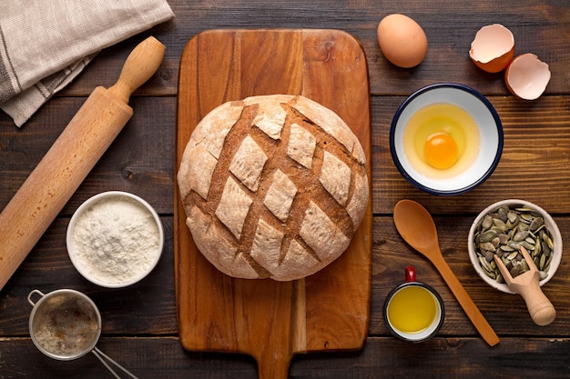 Hooghoekbeeld van een broodje op een houten snijplank