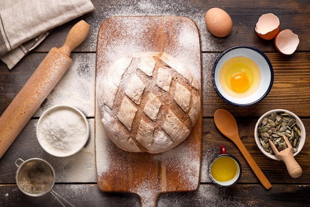 Hooghoekbeeld van een broodje op een houten snijplank