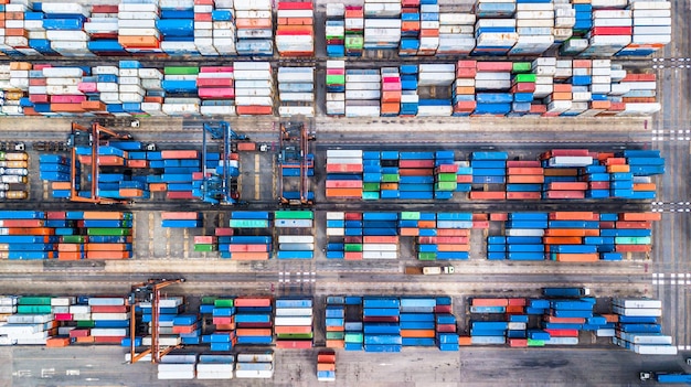 Hooghoekbeeld van een containerschip in een commerciële haven
