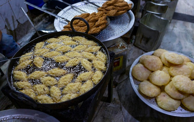 Foto hooghoekbeeld van een dessert in een marktkraam