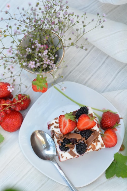 Hooghoekbeeld van een dessert met aardbeien op tafel