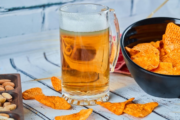 Hooghoekbeeld van een drankje in een glas op tafel