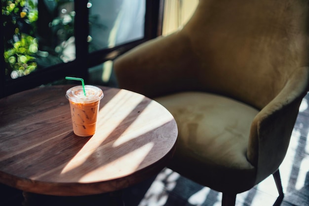 Hooghoekbeeld van een drankje op tafel in een restaurant