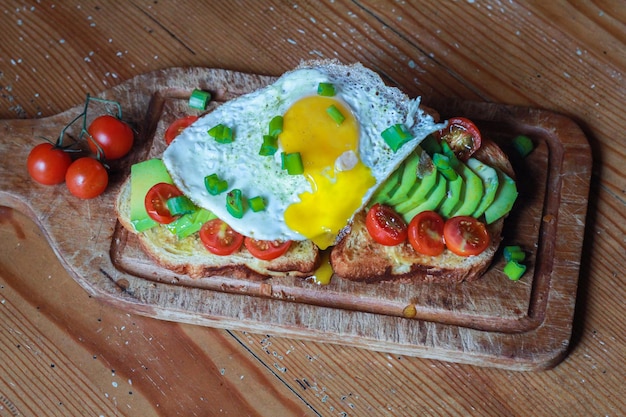 Hooghoekbeeld van een eiersandwich op een snijplank