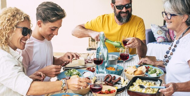 Hooghoekbeeld van een familie die thuis aan het eten is