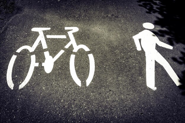 Foto hooghoekbeeld van een fietspad op de weg