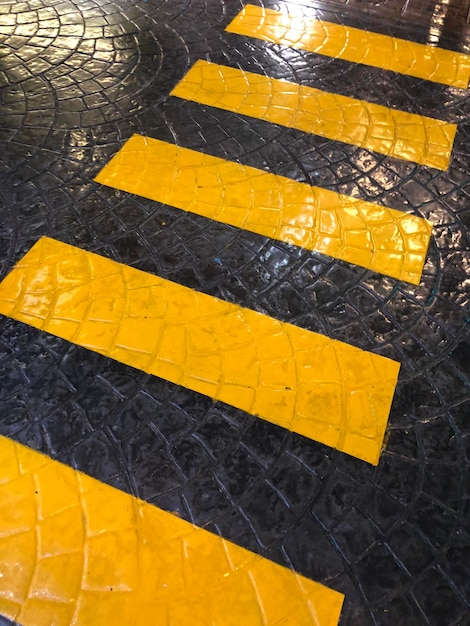 Foto hooghoekbeeld van een geel bord op de weg