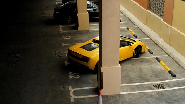 Foto hooghoekbeeld van een gele auto op de parkeerplaats