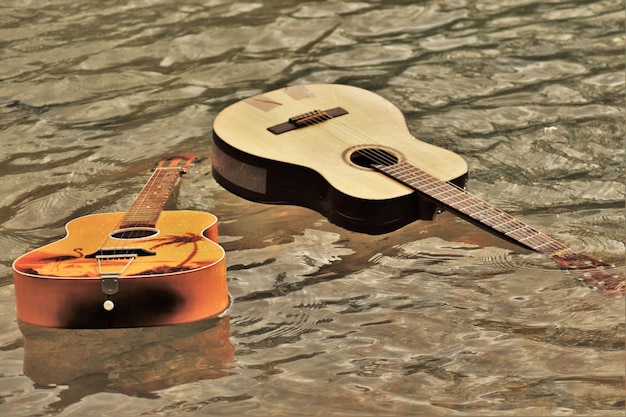 Foto hooghoekbeeld van een gitaar die op water drijft