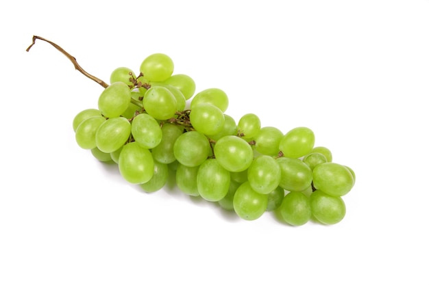 Hooghoekbeeld van een groene druivenbundel op een witte achtergrond