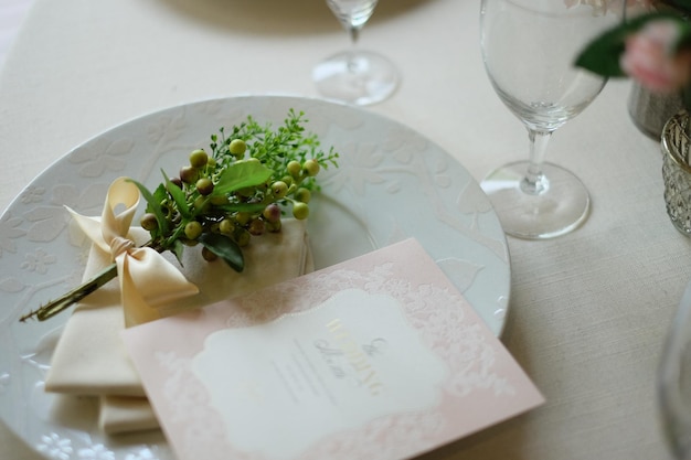 Hooghoekbeeld van een groetekaartje en een servet in een bord op tafel