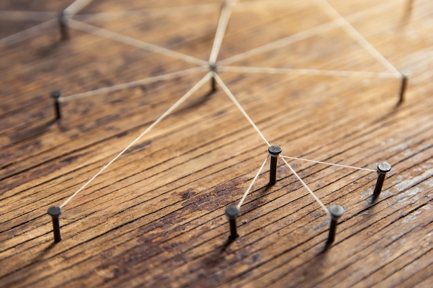 Foto hooghoekbeeld van een houten tafel