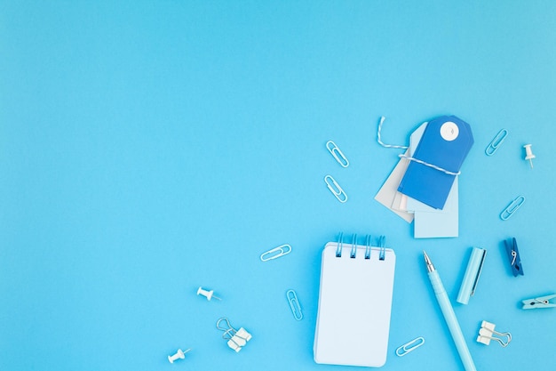 Hooghoekbeeld van een informatiebord tegen een blauwe achtergrond