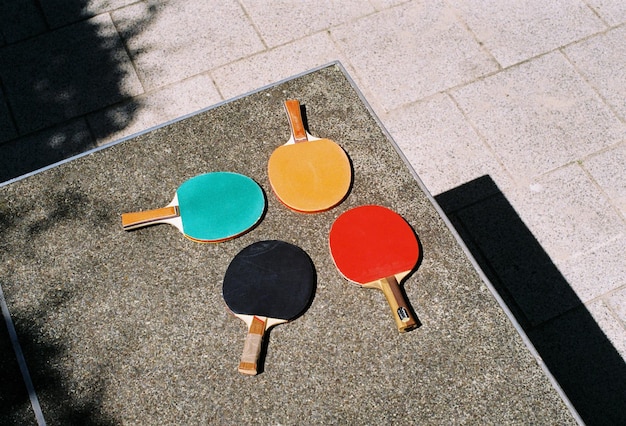 Hooghoekbeeld van een kind dat met een bal speelt