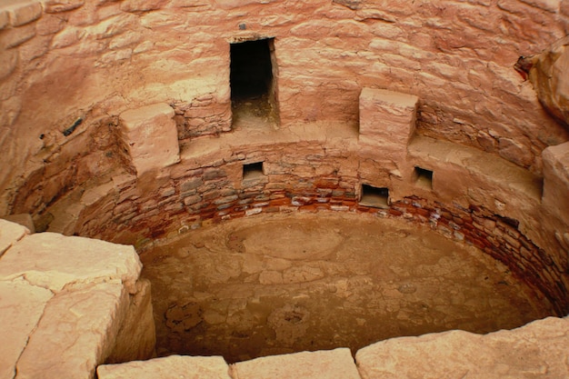 Hooghoekbeeld van een klifwoning in het Mesa Verde National Park