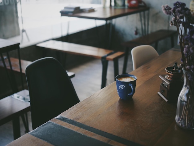 Foto hooghoekbeeld van een koffiekop op tafel in een café