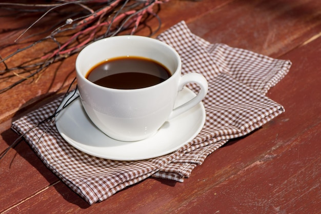 Hooghoekbeeld van een koffiekop op tafel