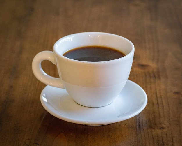 Foto hooghoekbeeld van een koffiekop op tafel