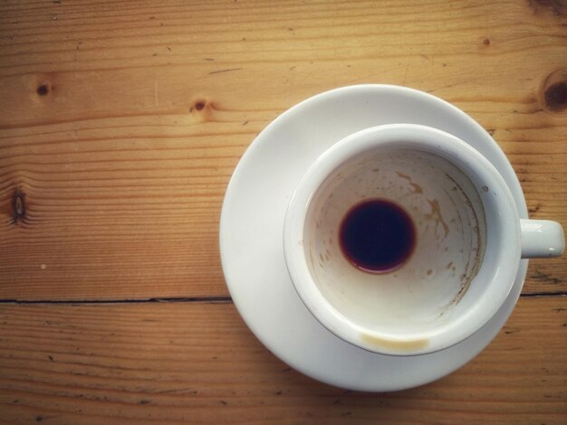 Foto hooghoekbeeld van een koffiekop op tafel