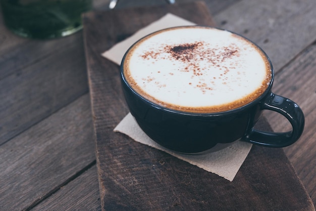 Hooghoekbeeld van een koffiekop op tafel