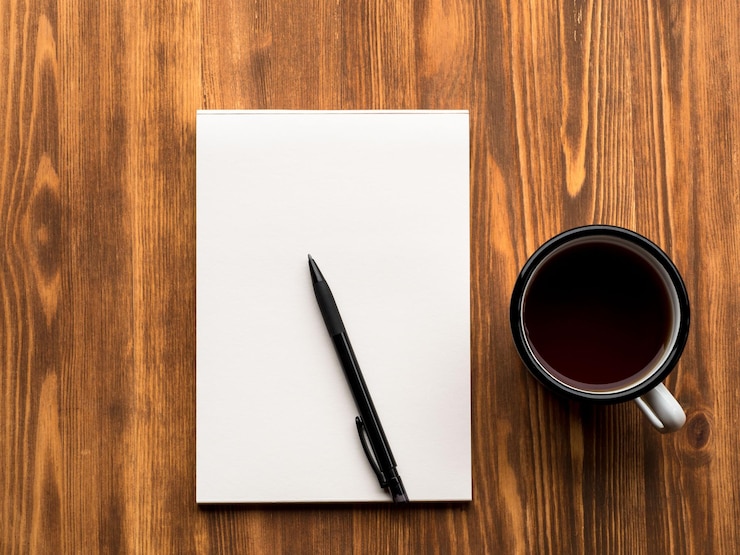 Foto hooghoekbeeld van een koffiekop op tafel