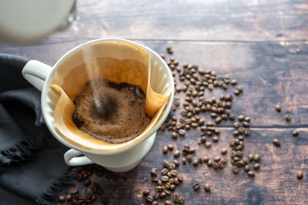 Hooghoekbeeld van een koffiekop op tafel