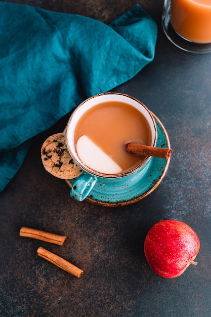 Hooghoekbeeld van een koffiekop op tafel