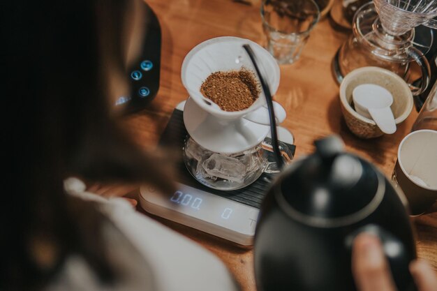 Foto hooghoekbeeld van een koffiekop op tafel