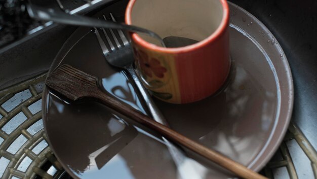 Hooghoekbeeld van een koffiekop op tafel