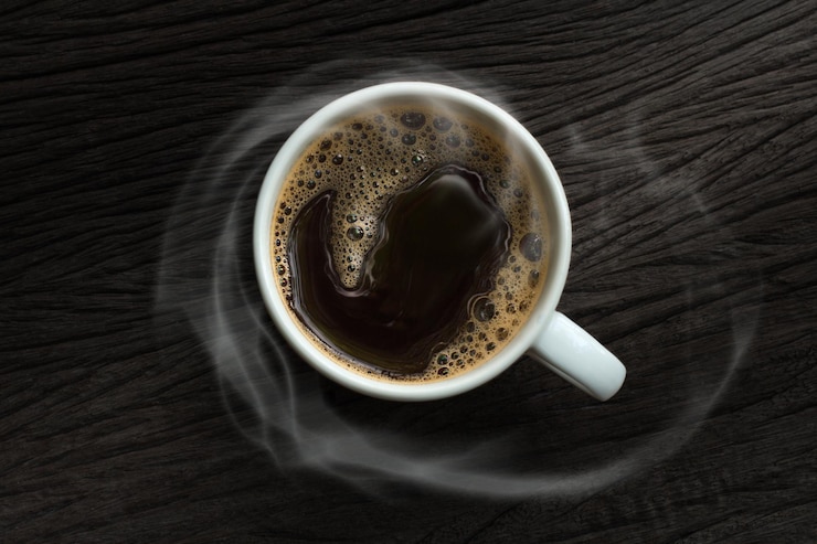 Foto hooghoekbeeld van een koffiekop op tafel