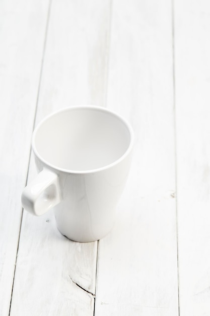 Foto hooghoekbeeld van een koffiekop op tafel