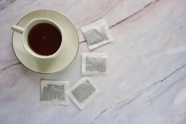 Foto hooghoekbeeld van een koffiekop op tafel