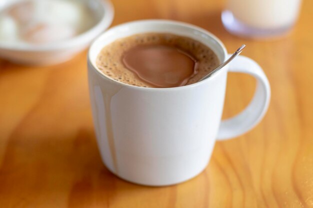 Hooghoekbeeld van een koffiekop op tafel