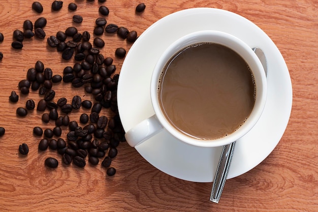Hooghoekbeeld van een koffiekop op tafel