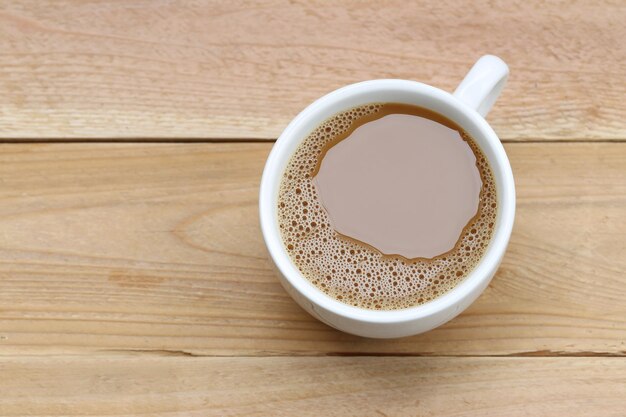 Hooghoekbeeld van een koffiekop op tafel