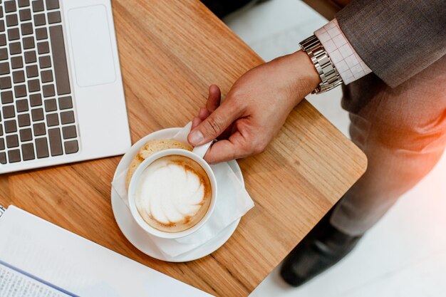 Foto hooghoekbeeld van een koffiekop op tafel